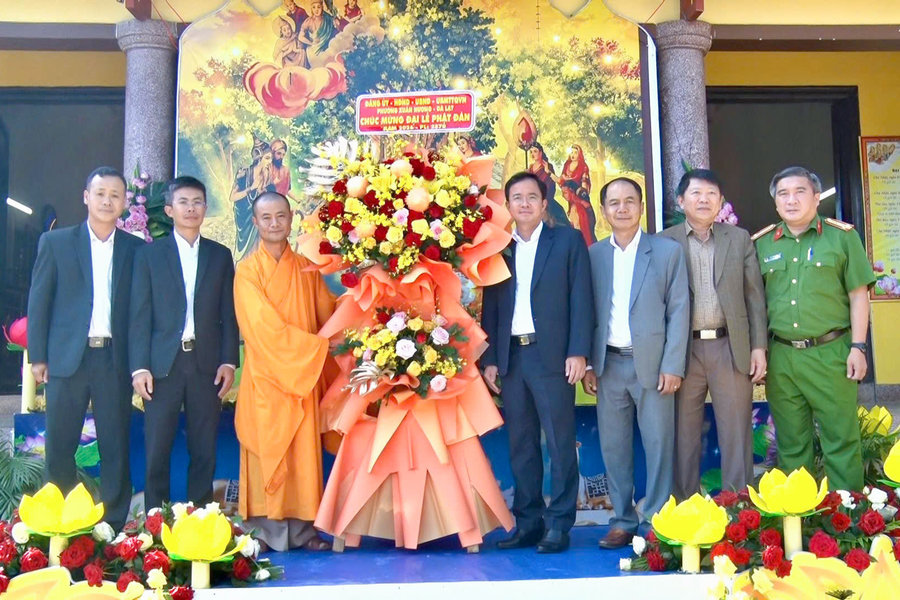 Lãnh đạo phường Xuân Hương - Đà Lạt thăm, chúc mừng Đại lễ Phật đản 2026