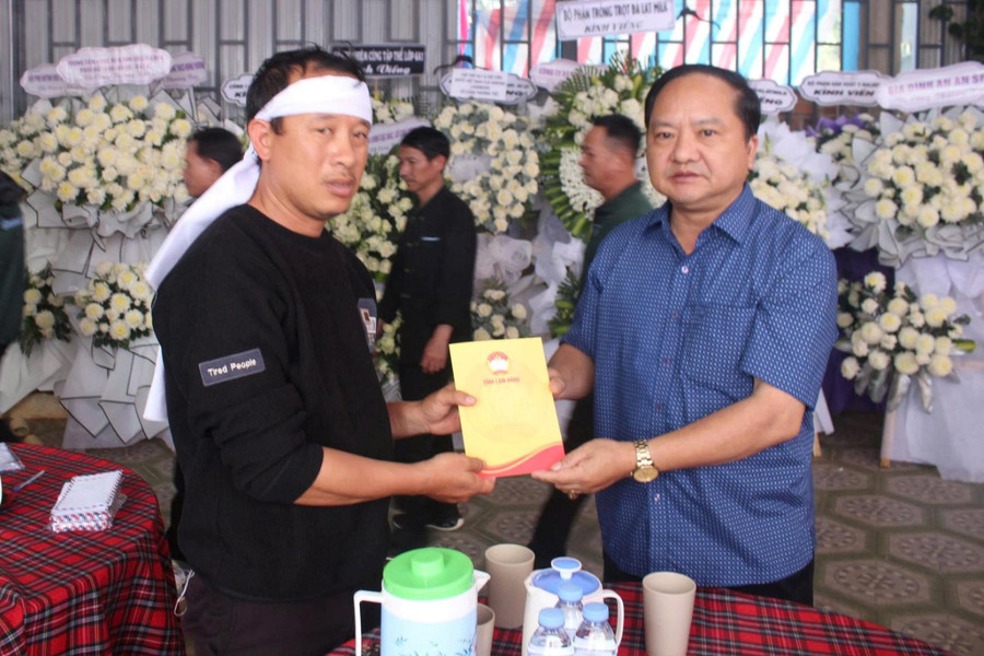 Ủy ban MTTQ Việt Nam tỉnh Lâm Đồng thăm hỏi gia đình cháu bé mất do lũ