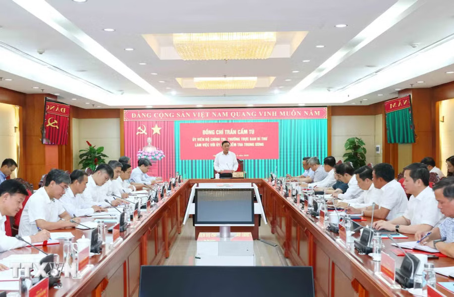 Xây dựng đội ngũ cán bộ kiểm tra trung thành, bản lĩnh, liêm chính, chuyên nghiệp