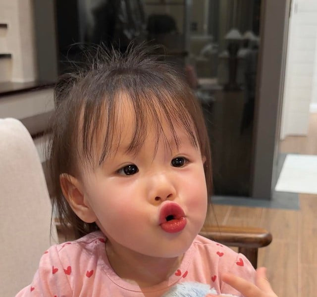 Con gái diễn viên Phương Oanh gây chú ý với vẻ ngoài đáng yêu ở tuổi lên 2