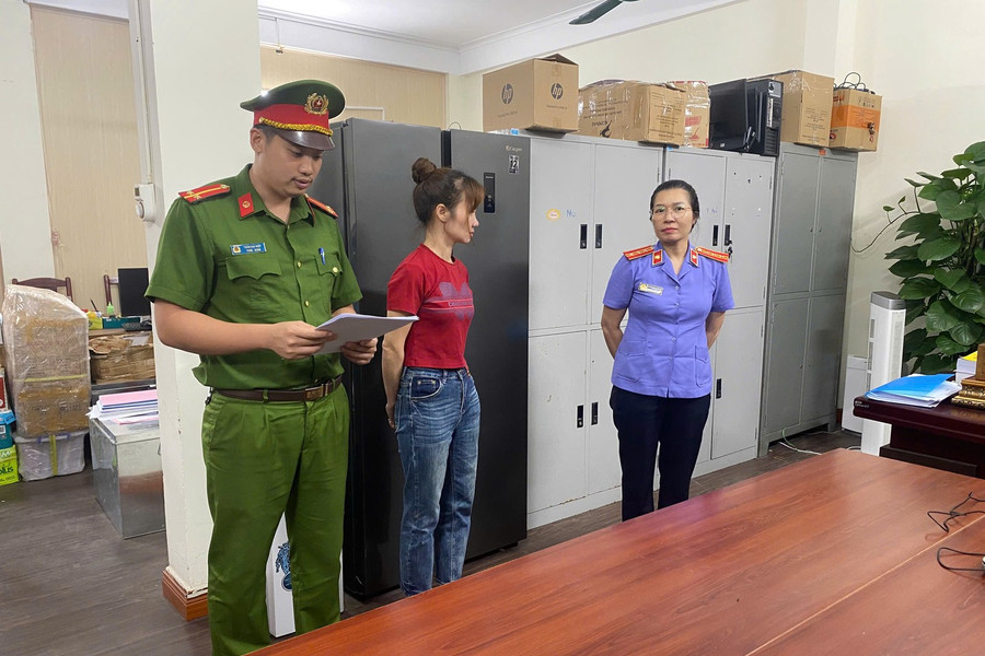 Hưng Yên: Khởi tố đối tượng sản xuất hơn 650.000 gói băng vệ sinh và bỉm giả