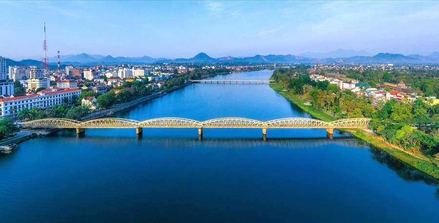 Phục dựng màu nhũ bạc nguyên bản cho cầu Trường Tiền tại TP. Huế