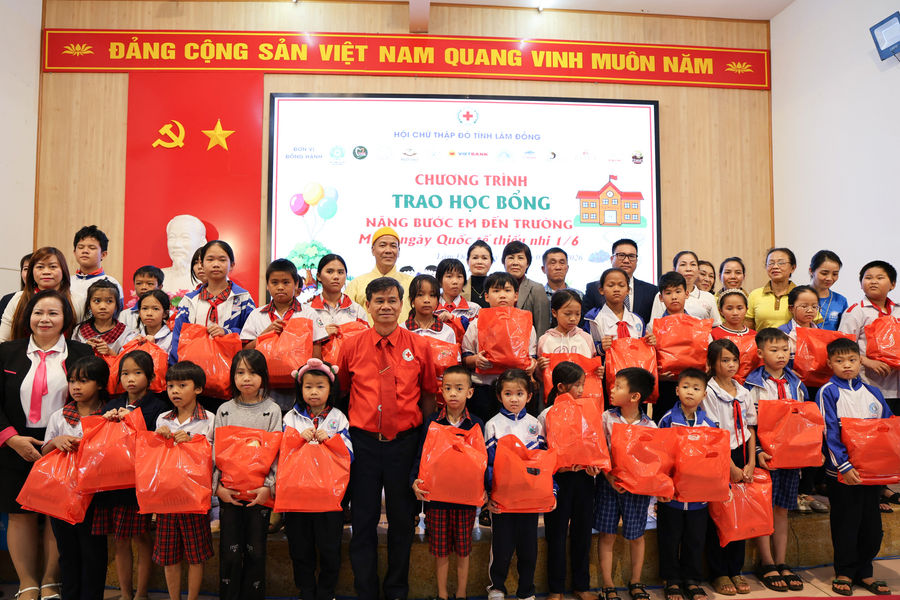 Chương trình “Nâng bước em đến trường” hỗ trợ học sinh khó khăn xã Đức Trọng