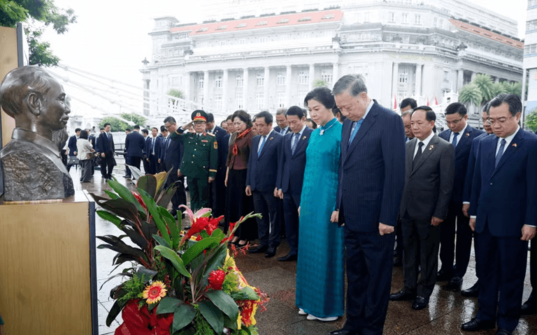 Tổng Bí thư, Chủ tịch nước dâng hoa trước tượng Chủ tịch Hồ Chí Minh tại Singapore
