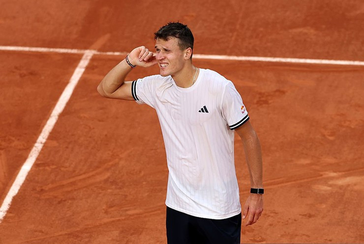 Jakub Mensik ngược dòng ngoạn mục hạ Alex De Minaur tại Roland Garros