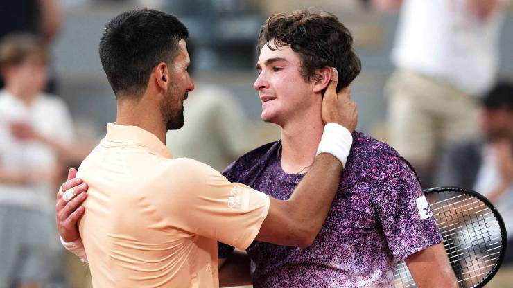 Joao Fonseca lội ngược dòng hạ bệ Novak Djokovic tại Roland Garros 2026