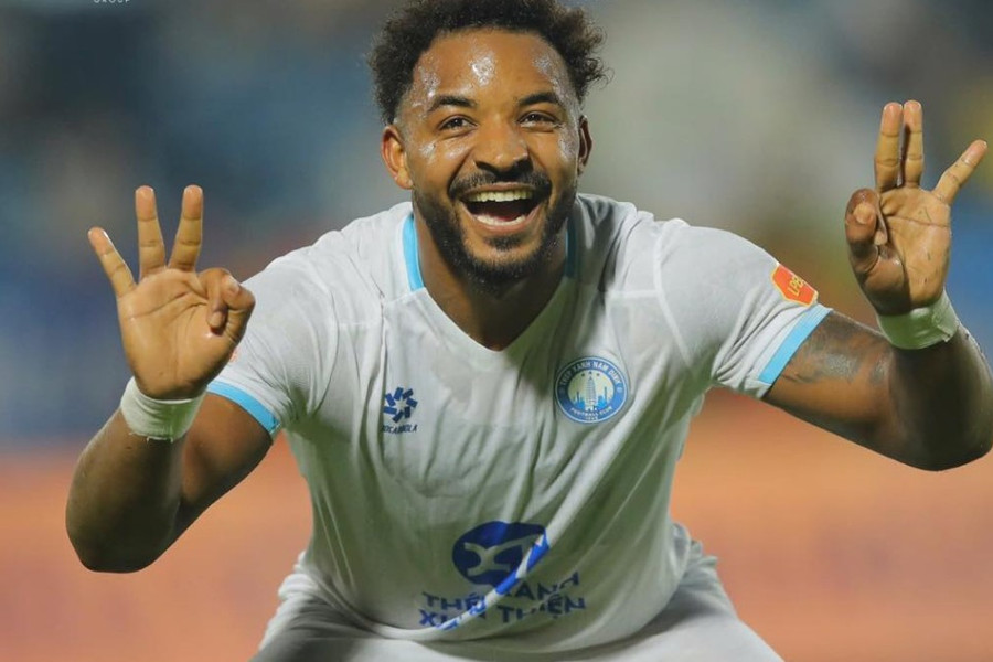 Nguyễn Xuân Son lập hat-trick đẳng cấp giúp Nam Định thắng đậm SLNA 3-0