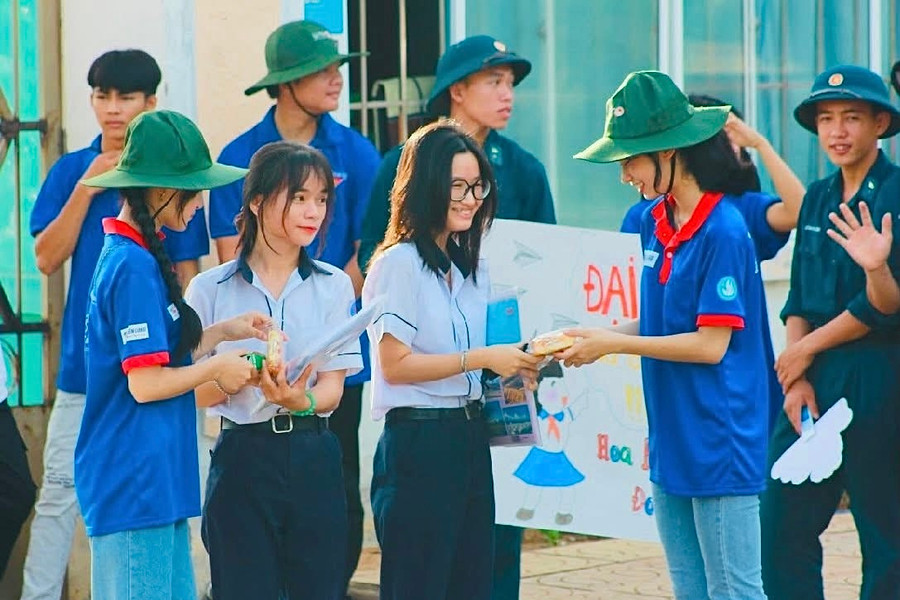 Chung tay tiếp sức mùa thi