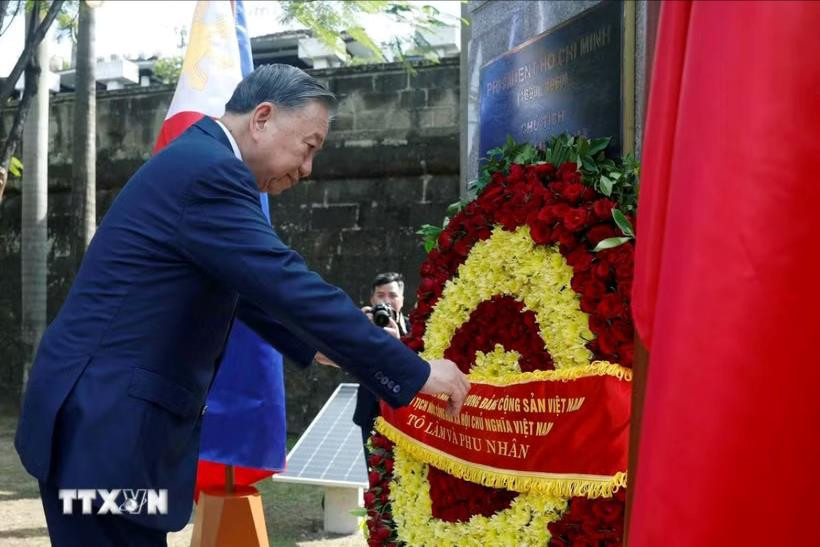 Tổng Bí thư, Chủ tịch nước Tô Lâm dâng hoa tại Tượng đài Chủ tịch Hồ Chí Minh ở Philippines