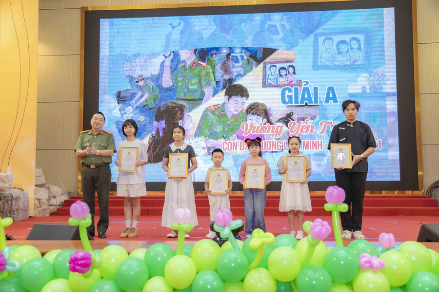 Tết thiếu nhi cho con em cán bộ, chiến sĩ Công an Lâm Đồng