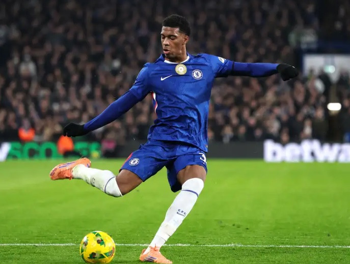 Xabi Alonso xây móng cho Chelsea bằng 'viên ngọc' Josh Acheampong