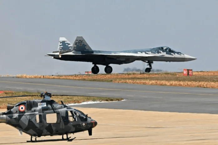 Không quân Ấn Độ cân nhắc mua tiêm kích Su-57 của Nga để thu hẹp khoảng cách tàng hình