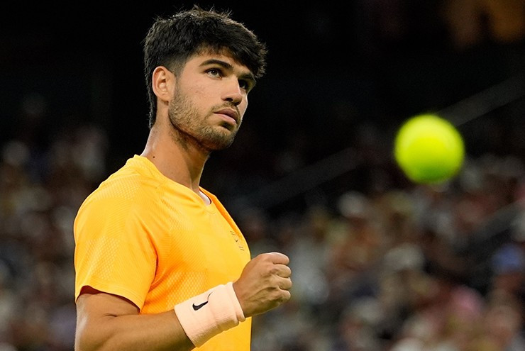 Carlos Alcaraz tập luyện bằng tay trái và thông điệp bình đẳng tại Roland Garros