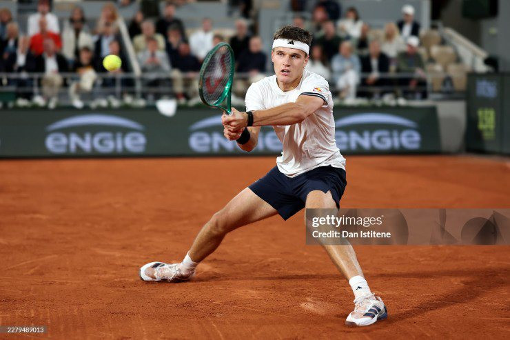 Jakub Mensik khuất phục Joao Fonseca 3-0, thẳng tiến vào bán kết Roland Garros
