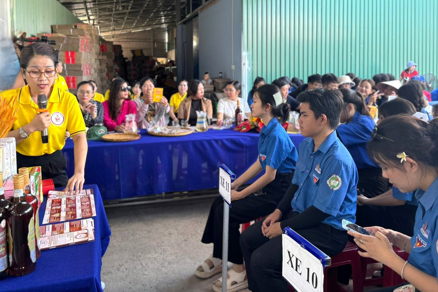 Students Gain Practical Experience at Dragon Fruit Farms