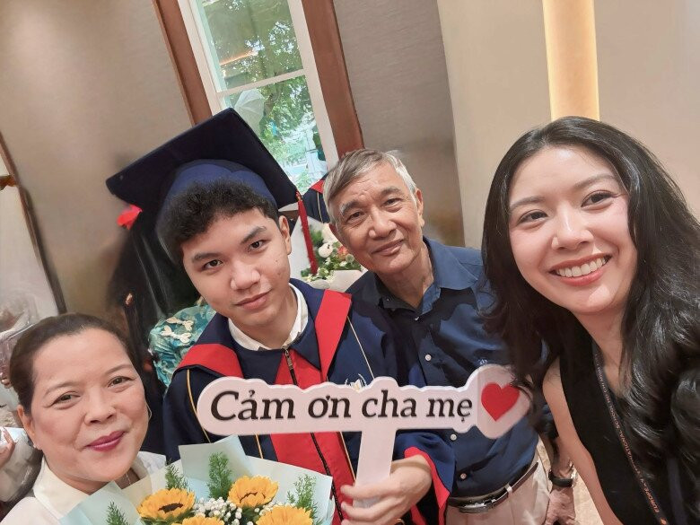 Thúy Ngân và Á hậu Thúy Vân rạng rỡ chúc mừng em trai tốt nghiệp cấp 3