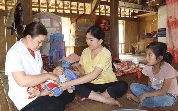 Chế độ hỗ trợ hằng tháng với nhân viên y tế thôn, tổ dân phố và cô đỡ thôn, bản