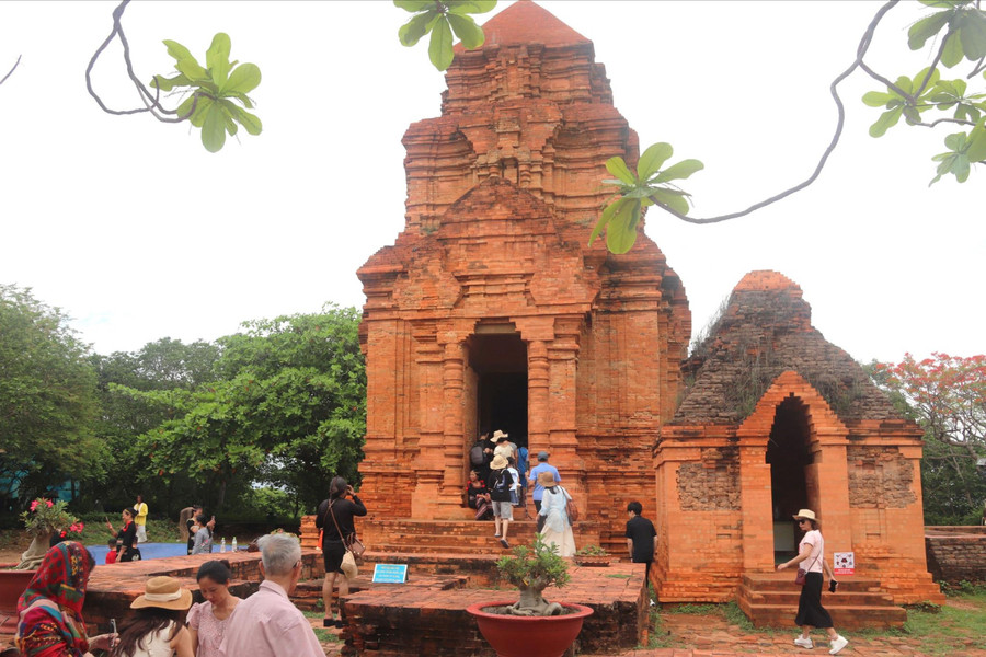 Mùa hè rộn ràng dưới chân tháp Pô Sah Inư
