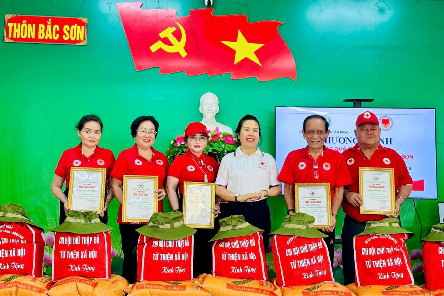 Trao 200 suất quà cho hộ dân khó khăn xã Lương Sơn