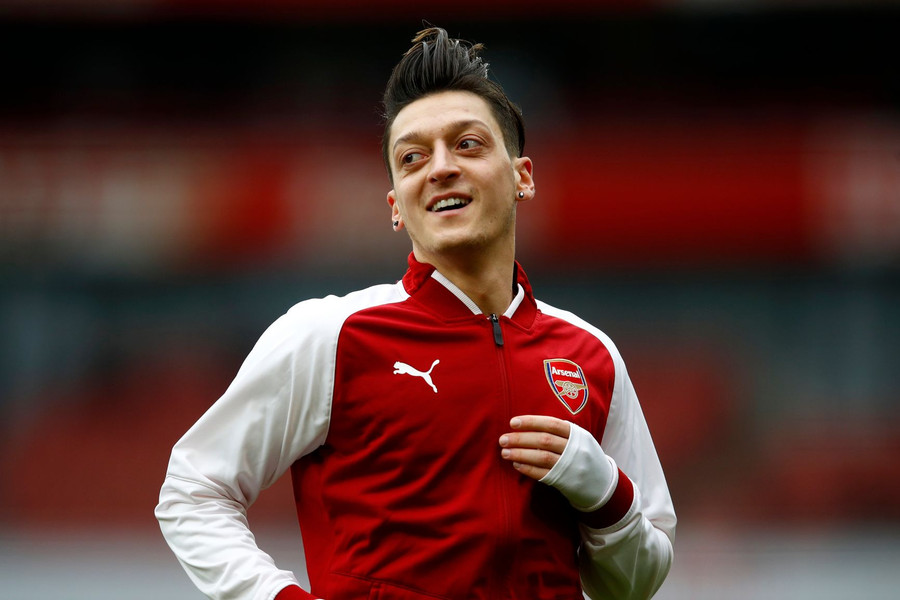 Mesut Ozil và sự khép lại của kỷ nguyên số 10 cổ điển: Kẻ lãng mạn cuối cùng