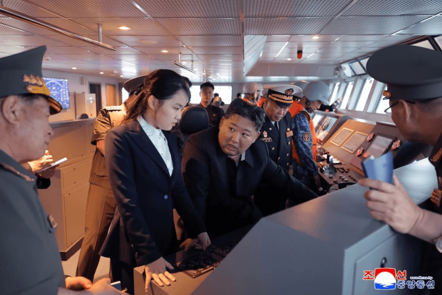 Nhà lãnh đạo Triều Tiên Kim Jong Un thị sát thử nghiệm tàu khu trục Kang Kon