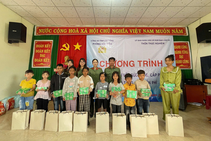 Công an Lâm Đồng khám bệnh, tặng quà cho hơn 200 người dân tộc thiểu số