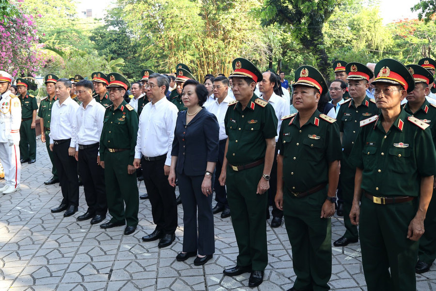 Phó Thủ tướng Phạm Thị Thanh Trà dâng hương tưởng niệm các anh hùng liệt sĩ tại Công viên Lê Thị Riêng