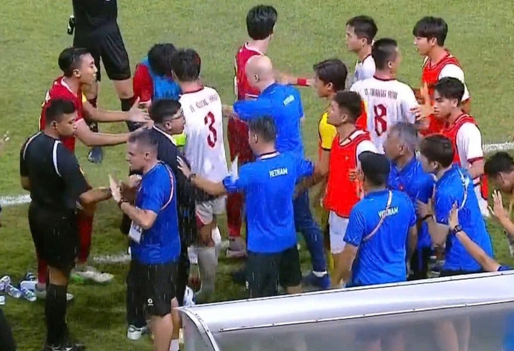 Hỗn loạn tại giải U19 Đông Nam Á: Trợ lý U19 Việt Nam bị cầu thủ Indonesia xô ngã