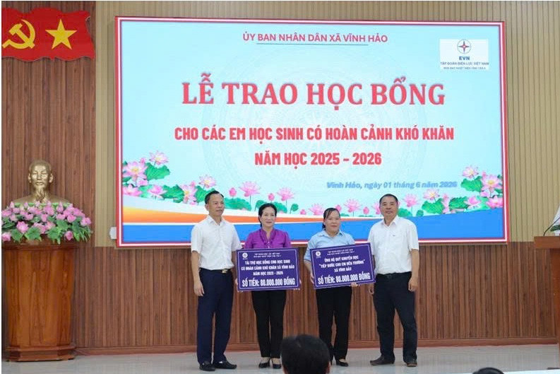 NMNĐ Vĩnh Tân 4 hỗ trợ 160 triệu đồng cho học sinh khó khăn và Quỹ Khuyến học xã Vĩnh Hảo