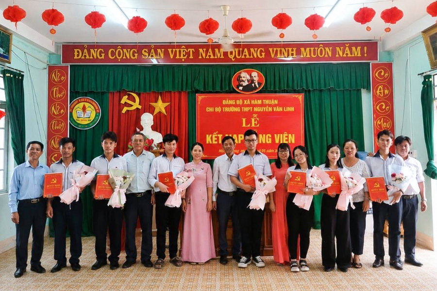 Ươm mầm tương lai từ những “hạt giống đỏ”