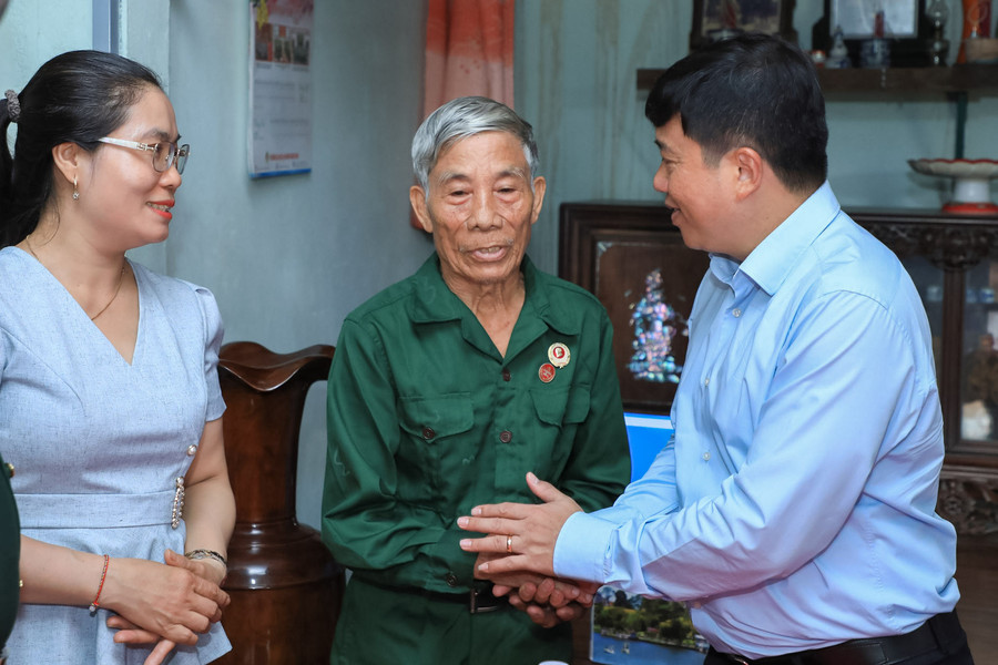 Bí thư Tỉnh ủy Lâm Đồng Y Thanh Hà Niê Kđăm thăm 2 gia đình chính sách ở biên giới
