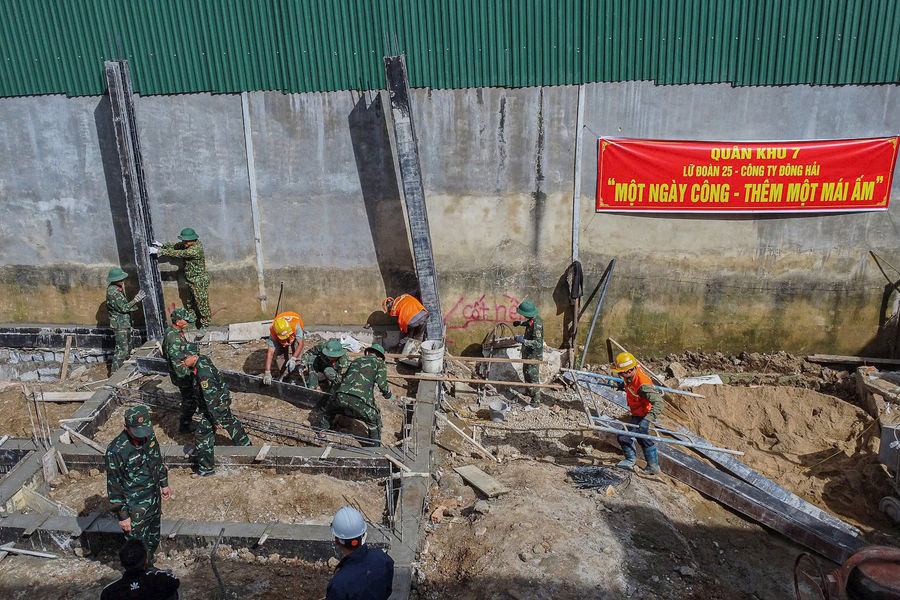 Quân đội tiếp sức xây dựng trường học ở vùng biên