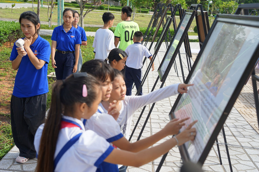 Triển lãm ảnh “Biển đảo quê hương - Bảo tồn, gìn giữ và phát huy giá trị di sản” tại đặc khu Phú Quý