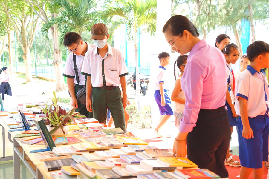 Triển lãm “Sách - Tri thức - Khát vọng phát triển đất nước” tại Đặc khu Phú Quý