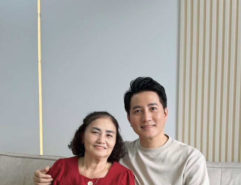 Nguyễn Phi Hùng và chuyện về người mẹ công nhân nuôi con thành tài