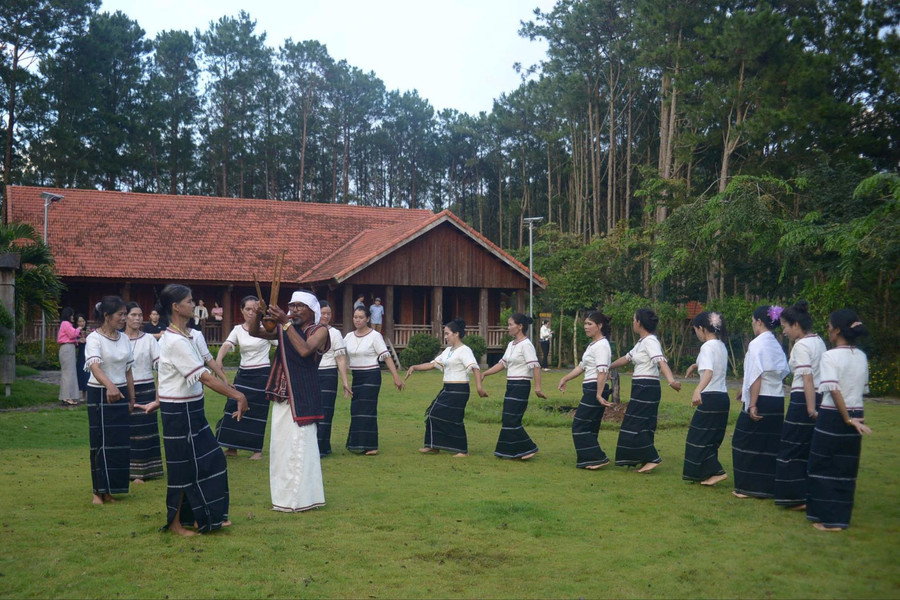 Có làng du lịch bên dòng Đa Nhim