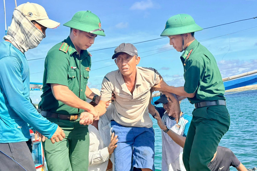 Biên phòng Lâm Đồng kịp thời đưa thuyền viên gặp sự cố sức khỏe trên biển vào bờ điều trị