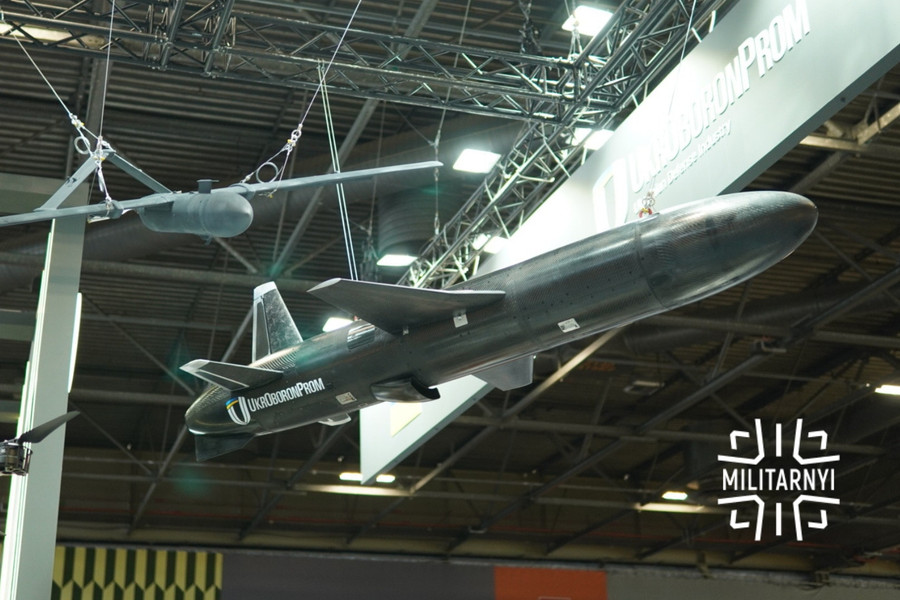 Ukraine ra mắt UAV-290: Drone phản lực tốc độ 800km/h mang đầu đạn 100kg