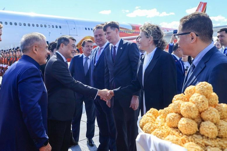 Thủ tướng Lê Minh Hưng đến Kazan bắt đầu chuyến công tác tại Liên bang Nga