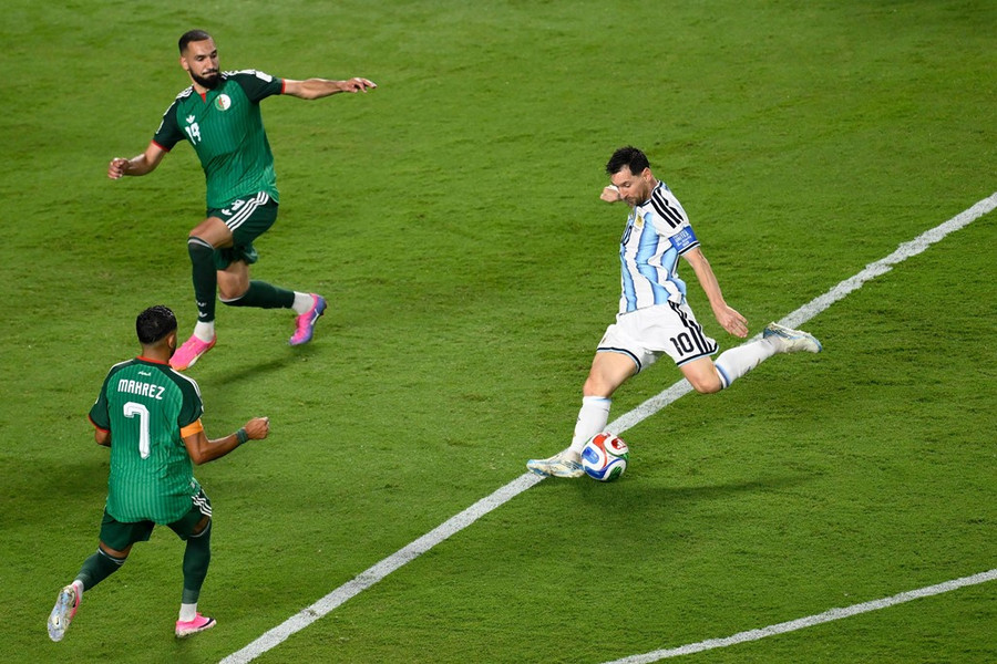 Lionel Messi lập hat-trick ngày cán mốc 200 trận, Argentina đè bẹp Algeria 3-0