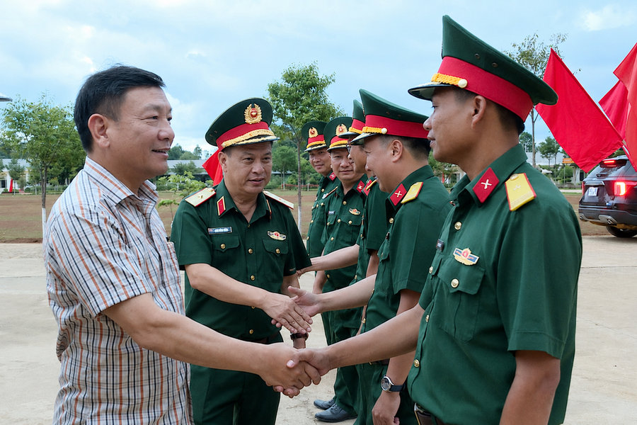 Phó Bí thư Tỉnh ủy Lâm Đồng Bùi Thắng thăm Trung đoàn Bộ binh 994A