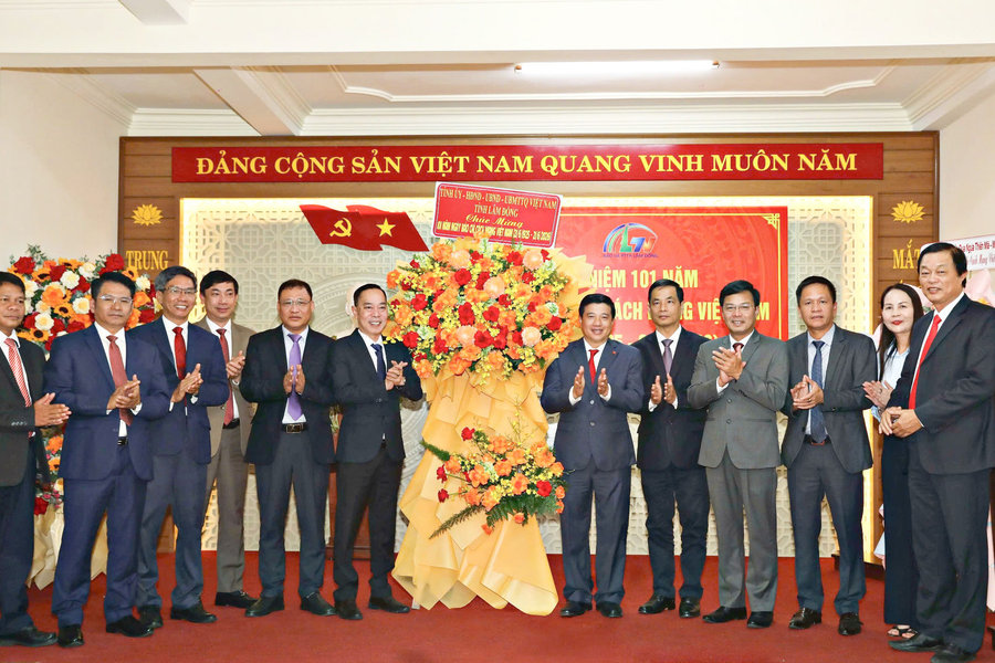 Lam Dong Party Secretary Y Thanh Ha Nie Kdam Visits and Congratulates Lam Dong Newspaper and Radio-Television on Vietnamese Revolutionary Press Day