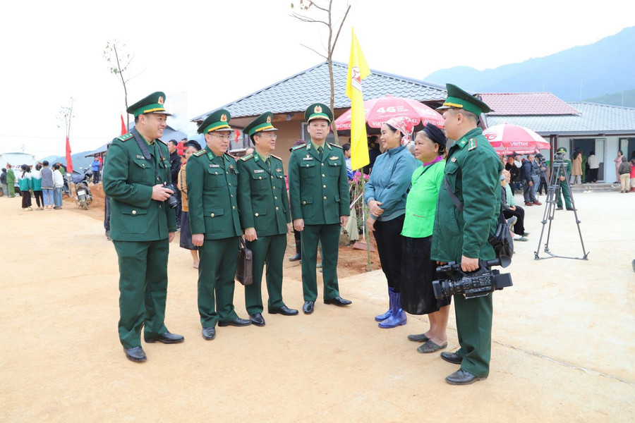 "Mắt sáng, lòng trong" soi chiếu nhịp đập thời đại