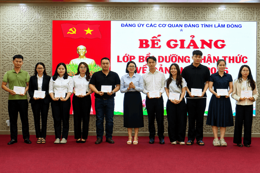 50 quần chúng ưu tú hoàn thành lớp bồi dưỡng nhận thức về Đảng