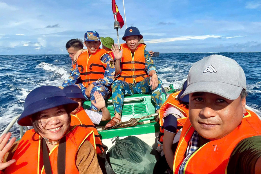 Biển, đảo trong tim người làm báo