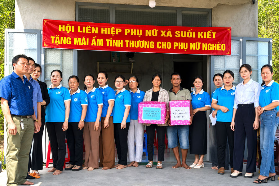 Nuôi heo đất vì mái ấm cho phụ nữ nghèo