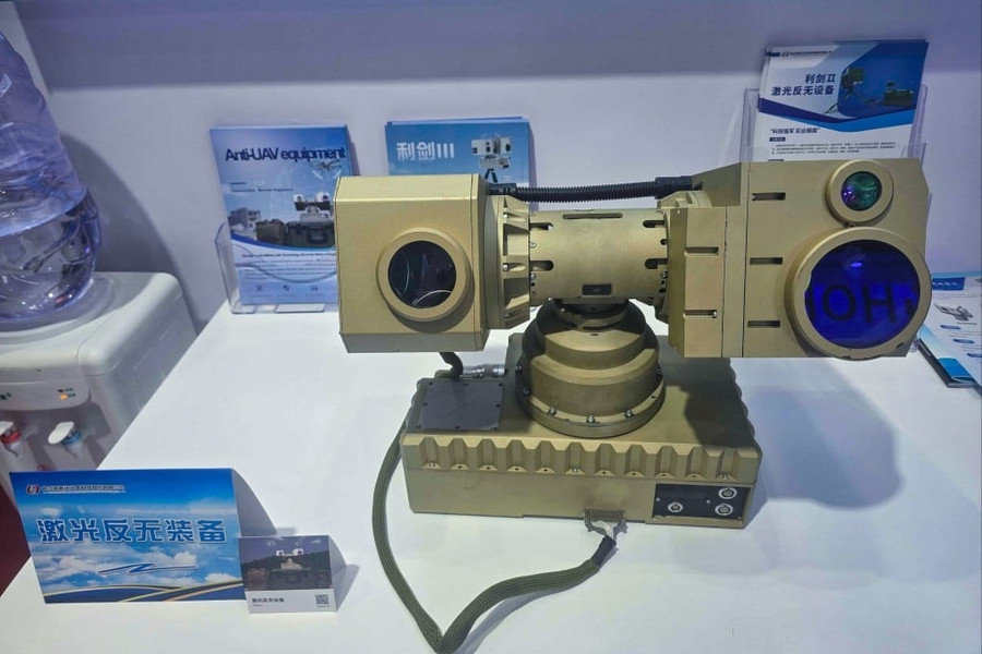 Trung Quốc ra mắt tổ hợp laser vác vai Lijian chuyên đánh chặn drone