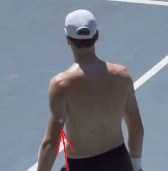 Jannik Sinner và thiết bị lạ trên sân tập: Giải mã bài toán thể lực bảo vệ ngôi vương Wimbledon