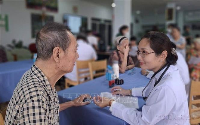 Từ năm 2026, người cao tuổi được khám sức khỏe định kỳ miễn phí ít nhất mỗi năm 1 lần