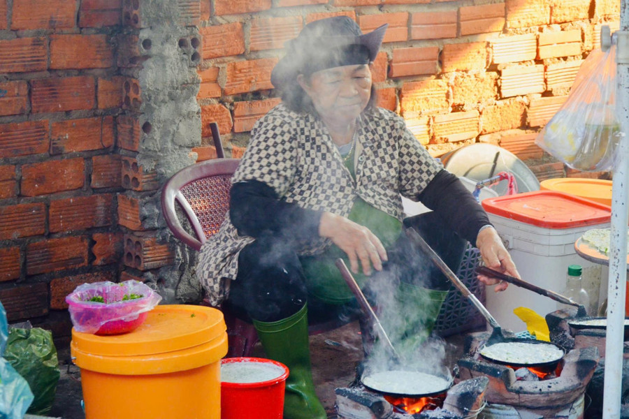Mang quê hương trong từng chiếc bánh xèo không nhân